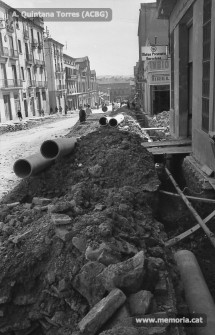 Carretera de Vic, des de la Pujada al Castell a la Muralla del Carme. Obres de clavegueram. Primavera 1970. (Fotografia: Antoni Quintana Torres/Arxiu Comarcal del Bages).