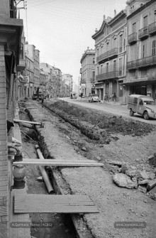 Carretera de Vic, des de la Pujada al Castell a la Muralla del Carme. Aspecte abans de l’inici de la pavimentació. Maig 1970. (Fotografia: Antoni Quintana Torres/Arxiu Comarcal del Bages).
