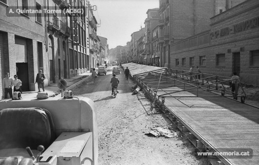 Carretera de Vic. Una part ja pavimentada, entre la Bonavista i pujada del Castell. Maig-juny 1970. (Fotografia: Antoni Quintana Torres/Arxiu Comarcal del Bages).