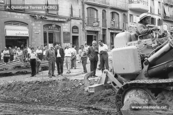 Muralla del Carme. L’alcalde Ramon Soldevila Tomasa segueix l’evolució de les obres. Juny 1970. (Fotografia: Antoni Quintana Torres/Arxiu Comarcal del Bages).