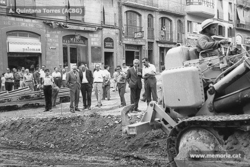 Muralla del Carme. L’alcalde Ramon Soldevila Tomasa segueix l’evolució de les obres. Juny 1970. (Fotografia: Antoni Quintana Torres/Arxiu Comarcal del Bages).