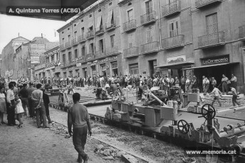 Muralla del Carme. Expectació per seguir els treballs del tren de formigó. Juny 1970. (Fotografia: Antoni Quintana Torres/Arxiu Comarcal del Bages).