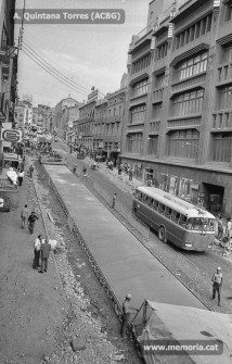 Muralla del Carme. Un tram de la via ja amb una part de les lloses de formigó col·locades. Juny 1970. (Fotografia: Antoni Quintana Torres/Arxiu Comarcal del Bages).