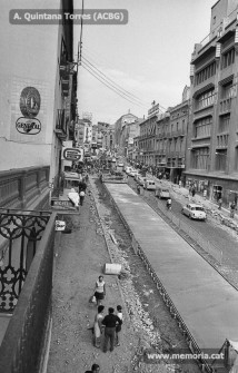 Muralla del Carme. Un tram de la via ja amb una part de les lloses de formigó col·locades. Juny 1970. (Fotografia: Antoni Quintana Torres/Arxiu Comarcal del Bages).