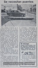 11/6/1970: “Se necesitan puentes”. Foto-notícia amb un cotxe a punt de passar cap al carrer de Sant Cristòfol per sobre d’un pont improvisat de fustes per salvar els forats del clavegueram. (Arxiu Comarcal del Bages).