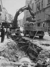Treballs de canalització amb una excavadora entre el Passseig de Pere III i el Teatre Conservatori. (Fotografia: Enric Villaplana Vargas/Arxiu Comarcal del Bages)