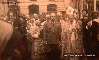 20/5/1947: imatges de la visita del general Francisco Franco a Manresa: l'arribada al pont de Sant Francesc, on és rebut per l'alcalde Joan Prat Pons i diverses autoritats civils i militars; el pas per la Muralla de Sant Francesc, l'arribada a la baixada de la Seu -on l'espera el bisbe de Vic, Joan Perelló-, l'entrada a la Seu sota pal·li i l'assistència al tedèum. En acabat, visita a les fàbriques Bertrand i Serra i Pirelli. Posteriorment, visita l'Ajuntament, on té lloc la recepció oficial. Tot seguit, aparició al balcó, on és aclamat per una gran multitud. Abans de marxar de Manresa, Franco visita la Cova de Sant Ignasi. Després es dirigeix al monestir de Montserrat. (Arxiu Comarcal del Bages: fons Llorenç Gamisans. Fotografies de Llorenç Gamisans i Miquel Ausió; fons Pérez de Rozas i altres sense identificar)
