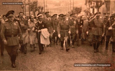 20/5/1947: imatges de la visita del general Francisco Franco a Manresa: l'arribada al pont de Sant Francesc, on és rebut per l'alcalde Joan Prat Pons i diverses autoritats civils i militars; el pas per la Muralla de Sant Francesc, l'arribada a la baixada de la Seu -on l'espera el bisbe de Vic, Joan Perelló-, l'entrada a la Seu sota pal·li i l'assistència al tedèum. En acabat, visita a les fàbriques Bertrand i Serra i Pirelli. Posteriorment, visita l'Ajuntament, on té lloc la recepció oficial. Tot seguit, aparició al balcó, on és aclamat per una gran multitud. Abans de marxar de Manresa, Franco visita la Cova de Sant Ignasi. Després es dirigeix al monestir de Montserrat. (Arxiu Comarcal del Bages: fons Llorenç Gamisans. Fotografies de Llorenç Gamisans i Miquel Ausió; fons Pérez de Rozas i altres sense identificar)