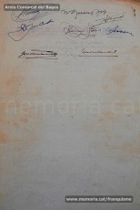 5/08/1940: circular del Gobierno Civil de Barcelona sobre “El uso del idioma nacional en todos los servicios públicos”, recogiendo lo dispuesto en el BOP del 31 de julio de 1940. En él se proclama el español como único idioma válido para la vida pública, al tiempo que relega los idiomas “regionales” a la vida privada. La primera disposición señala que "todos los funcionarios interinos de las Corporaciones provinciales y municipales de esta provincia, cualesquiera que sea su categoría, que en acto de servicio, dentro o fuera de los edificios oficiales, se expresen en otro idioma, que no sea el oficial del Estado quedarán ‘ipso facto’ destituidos, sin ulterior recurso". En el documento se pueden ver las firmas de todos los funcionaros del Ayuntamiento de Manresa, ya que fueron obligados a firmar el correspondiente enterado. Algunos funcionarios del cuerpo de guardias de paseo firmaron con la hulla dactilar por no saber escribir. (Arxiu Comarcal del Bages)