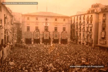 20/5/1947: imatges de la visita del general Francisco Franco a Manresa: l'arribada al pont de Sant Francesc, on és rebut per l'alcalde Joan Prat Pons i diverses autoritats civils i militars; el pas per la Muralla de Sant Francesc, l'arribada a la baixada de la Seu -on l'espera el bisbe de Vic, Joan Perelló-, l'entrada a la Seu sota pal·li i l'assistència al tedèum. En acabat, visita a les fàbriques Bertrand i Serra i Pirelli. Posteriorment, visita l'Ajuntament, on té lloc la recepció oficial. Tot seguit, aparició al balcó, on és aclamat per una gran multitud. Abans de marxar de Manresa, Franco visita la Cova de Sant Ignasi. Després es dirigeix al monestir de Montserrat. (Arxiu Comarcal del Bages: fons Llorenç Gamisans. Fotografies de Llorenç Gamisans i Miquel Ausió; fons Pérez de Rozas i altres sense identificar)