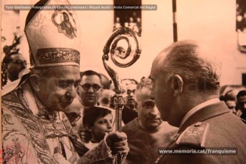 20/5/1947: imatges de la visita del general Francisco Franco a Manresa: l'arribada al pont de Sant Francesc, on és rebut per l'alcalde Joan Prat Pons i diverses autoritats civils i militars; el pas per la Muralla de Sant Francesc, l'arribada a la baixada de la Seu -on l'espera el bisbe de Vic, Joan Perelló-, l'entrada a la Seu sota pal·li i l'assistència al tedèum. En acabat, visita a les fàbriques Bertrand i Serra i Pirelli. Posteriorment, visita l'Ajuntament, on té lloc la recepció oficial. Tot seguit, aparició al balcó, on és aclamat per una gran multitud. Abans de marxar de Manresa, Franco visita la Cova de Sant Ignasi. Després es dirigeix al monestir de Montserrat. (Arxiu Comarcal del Bages: fons Llorenç Gamisans. Fotografies de Llorenç Gamisans i Miquel Ausió; fons Pérez de Rozas i altres sense identificar)