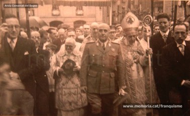 20/5/1947: imatges de la visita del general Francisco Franco a Manresa: l'arribada al pont de Sant Francesc, on és rebut per l'alcalde Joan Prat Pons i diverses autoritats civils i militars; el pas per la Muralla de Sant Francesc, l'arribada a la baixada de la Seu -on l'espera el bisbe de Vic, Joan Perelló-, l'entrada a la Seu sota pal·li i l'assistència al tedèum. En acabat, visita a les fàbriques Bertrand i Serra i Pirelli. Posteriorment, visita l'Ajuntament, on té lloc la recepció oficial. Tot seguit, aparició al balcó, on és aclamat per una gran multitud. Abans de marxar de Manresa, Franco visita la Cova de Sant Ignasi. Després es dirigeix al monestir de Montserrat. (Arxiu Comarcal del Bages: fons Llorenç Gamisans. Fotografies de Llorenç Gamisans i Miquel Ausió; fons Pérez de Rozas i altres sense identificar)
