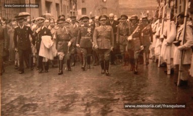 20/5/1947: imatges de la visita del general Francisco Franco a Manresa: l'arribada al pont de Sant Francesc, on és rebut per l'alcalde Joan Prat Pons i diverses autoritats civils i militars; el pas per la Muralla de Sant Francesc, l'arribada a la baixada de la Seu -on l'espera el bisbe de Vic, Joan Perelló-, l'entrada a la Seu sota pal·li i l'assistència al tedèum. En acabat, visita a les fàbriques Bertrand i Serra i Pirelli. Posteriorment, visita l'Ajuntament, on té lloc la recepció oficial. Tot seguit, aparició al balcó, on és aclamat per una gran multitud. Abans de marxar de Manresa, Franco visita la Cova de Sant Ignasi. Després es dirigeix al monestir de Montserrat. (Arxiu Comarcal del Bages: fons Llorenç Gamisans. Fotografies de Llorenç Gamisans i Miquel Ausió; fons Pérez de Rozas i altres sense identificar)