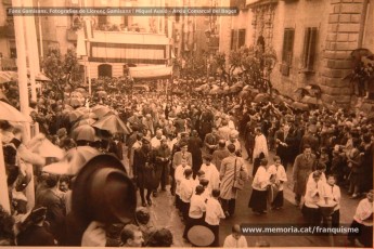 20/5/1947: imatges de la visita del general Francisco Franco a Manresa: l'arribada al pont de Sant Francesc, on és rebut per l'alcalde Joan Prat Pons i diverses autoritats civils i militars; el pas per la Muralla de Sant Francesc, l'arribada a la baixada de la Seu -on l'espera el bisbe de Vic, Joan Perelló-, l'entrada a la Seu sota pal·li i l'assistència al tedèum. En acabat, visita a les fàbriques Bertrand i Serra i Pirelli. Posteriorment, visita l'Ajuntament, on té lloc la recepció oficial. Tot seguit, aparició al balcó, on és aclamat per una gran multitud. Abans de marxar de Manresa, Franco visita la Cova de Sant Ignasi. Després es dirigeix al monestir de Montserrat. (Arxiu Comarcal del Bages: fons Llorenç Gamisans. Fotografies de Llorenç Gamisans i Miquel Ausió; fons Pérez de Rozas i altres sense identificar)