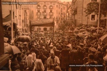 20/5/1947: imatges de la visita del general Francisco Franco a Manresa: l'arribada al pont de Sant Francesc, on és rebut per l'alcalde Joan Prat Pons i diverses autoritats civils i militars; el pas per la Muralla de Sant Francesc, l'arribada a la baixada de la Seu -on l'espera el bisbe de Vic, Joan Perelló-, l'entrada a la Seu sota pal·li i l'assistència al tedèum. En acabat, visita a les fàbriques Bertrand i Serra i Pirelli. Posteriorment, visita l'Ajuntament, on té lloc la recepció oficial. Tot seguit, aparició al balcó, on és aclamat per una gran multitud. Abans de marxar de Manresa, Franco visita la Cova de Sant Ignasi. Després es dirigeix al monestir de Montserrat. (Arxiu Comarcal del Bages: fons Llorenç Gamisans. Fotografies de Llorenç Gamisans i Miquel Ausió; fons Pérez de Rozas i altres sense identificar)