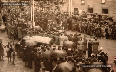 20/5/1947: imatges de la visita del general Francisco Franco a Manresa: l'arribada al pont de Sant Francesc, on és rebut per l'alcalde Joan Prat Pons i diverses autoritats civils i militars; el pas per la Muralla de Sant Francesc, l'arribada a la baixada de la Seu -on l'espera el bisbe de Vic, Joan Perelló-, l'entrada a la Seu sota pal·li i l'assistència al tedèum. En acabat, visita a les fàbriques Bertrand i Serra i Pirelli. Posteriorment, visita l'Ajuntament, on té lloc la recepció oficial. Tot seguit, aparició al balcó, on és aclamat per una gran multitud. Abans de marxar de Manresa, Franco visita la Cova de Sant Ignasi. Després es dirigeix al monestir de Montserrat. (Arxiu Comarcal del Bages: fons Llorenç Gamisans. Fotografies de Llorenç Gamisans i Miquel Ausió; fons Pérez de Rozas i altres sense identificar)