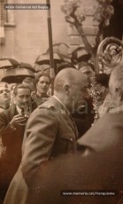 20/5/1947: imatges de la visita del general Francisco Franco a Manresa: l'arribada al pont de Sant Francesc, on és rebut per l'alcalde Joan Prat Pons i diverses autoritats civils i militars; el pas per la Muralla de Sant Francesc, l'arribada a la baixada de la Seu -on l'espera el bisbe de Vic, Joan Perelló-, l'entrada a la Seu sota pal·li i l'assistència al tedèum. En acabat, visita a les fàbriques Bertrand i Serra i Pirelli. Posteriorment, visita l'Ajuntament, on té lloc la recepció oficial. Tot seguit, aparició al balcó, on és aclamat per una gran multitud. Abans de marxar de Manresa, Franco visita la Cova de Sant Ignasi. Després es dirigeix al monestir de Montserrat. (Arxiu Comarcal del Bages: fons Llorenç Gamisans. Fotografies de Llorenç Gamisans i Miquel Ausió; fons Pérez de Rozas i altres sense identificar)