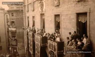 20/5/1947: imatges de la visita del general Francisco Franco a Manresa: l'arribada al pont de Sant Francesc, on és rebut per l'alcalde Joan Prat Pons i diverses autoritats civils i militars; el pas per la Muralla de Sant Francesc, l'arribada a la baixada de la Seu -on l'espera el bisbe de Vic, Joan Perelló-, l'entrada a la Seu sota pal·li i l'assistència al tedèum. En acabat, visita a les fàbriques Bertrand i Serra i Pirelli. Posteriorment, visita l'Ajuntament, on té lloc la recepció oficial. Tot seguit, aparició al balcó, on és aclamat per una gran multitud. Abans de marxar de Manresa, Franco visita la Cova de Sant Ignasi. Després es dirigeix al monestir de Montserrat. (Arxiu Comarcal del Bages: fons Llorenç Gamisans. Fotografies de Llorenç Gamisans i Miquel Ausió; fons Pérez de Rozas i altres sense identificar)