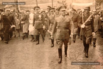 20/5/1947: imatges de la visita del general Francisco Franco a Manresa: l'arribada al pont de Sant Francesc, on és rebut per l'alcalde Joan Prat Pons i diverses autoritats civils i militars; el pas per la Muralla de Sant Francesc, l'arribada a la baixada de la Seu -on l'espera el bisbe de Vic, Joan Perelló-, l'entrada a la Seu sota pal·li i l'assistència al tedèum. En acabat, visita a les fàbriques Bertrand i Serra i Pirelli. Posteriorment, visita l'Ajuntament, on té lloc la recepció oficial. Tot seguit, aparició al balcó, on és aclamat per una gran multitud. Abans de marxar de Manresa, Franco visita la Cova de Sant Ignasi. Després es dirigeix al monestir de Montserrat. (Arxiu Comarcal del Bages: fons Llorenç Gamisans. Fotografies de Llorenç Gamisans i Miquel Ausió; fons Pérez de Rozas i altres sense identificar)