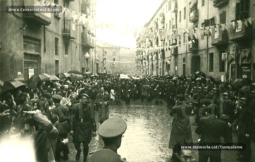 20/5/1947: imatges de la visita del general Francisco Franco a Manresa: l'arribada al pont de Sant Francesc, on és rebut per l'alcalde Joan Prat Pons i diverses autoritats civils i militars; el pas per la Muralla de Sant Francesc, l'arribada a la baixada de la Seu -on l'espera el bisbe de Vic, Joan Perelló-, l'entrada a la Seu sota pal·li i l'assistència al tedèum. En acabat, visita a les fàbriques Bertrand i Serra i Pirelli. Posteriorment, visita l'Ajuntament, on té lloc la recepció oficial. Tot seguit, aparició al balcó, on és aclamat per una gran multitud. Abans de marxar de Manresa, Franco visita la Cova de Sant Ignasi. Després es dirigeix al monestir de Montserrat. (Arxiu Comarcal del Bages: fons Llorenç Gamisans. Fotografies de Llorenç Gamisans i Miquel Ausió; fons Pérez de Rozas i altres sense identificar)