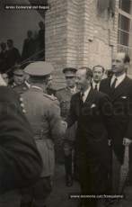 20/5/1947: imatges de la visita del general Francisco Franco a Manresa: l'arribada al pont de Sant Francesc, on és rebut per l'alcalde Joan Prat Pons i diverses autoritats civils i militars; el pas per la Muralla de Sant Francesc, l'arribada a la baixada de la Seu -on l'espera el bisbe de Vic, Joan Perelló-, l'entrada a la Seu sota pal·li i l'assistència al tedèum. En acabat, visita a les fàbriques Bertrand i Serra i Pirelli. Posteriorment, visita l'Ajuntament, on té lloc la recepció oficial. Tot seguit, aparició al balcó, on és aclamat per una gran multitud. Abans de marxar de Manresa, Franco visita la Cova de Sant Ignasi. Després es dirigeix al monestir de Montserrat. (Arxiu Comarcal del Bages: fons Llorenç Gamisans. Fotografies de Llorenç Gamisans i Miquel Ausió; fons Pérez de Rozas i altres sense identificar)