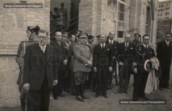 20/5/1947: imatges de la visita del general Francisco Franco a Manresa: l'arribada al pont de Sant Francesc, on és rebut per l'alcalde Joan Prat Pons i diverses autoritats civils i militars; el pas per la Muralla de Sant Francesc, l'arribada a la baixada de la Seu -on l'espera el bisbe de Vic, Joan Perelló-, l'entrada a la Seu sota pal·li i l'assistència al tedèum. En acabat, visita a les fàbriques Bertrand i Serra i Pirelli. Posteriorment, visita l'Ajuntament, on té lloc la recepció oficial. Tot seguit, aparició al balcó, on és aclamat per una gran multitud. Abans de marxar de Manresa, Franco visita la Cova de Sant Ignasi. Després es dirigeix al monestir de Montserrat. (Arxiu Comarcal del Bages: fons Llorenç Gamisans. Fotografies de Llorenç Gamisans i Miquel Ausió; fons Pérez de Rozas i altres sense identificar)