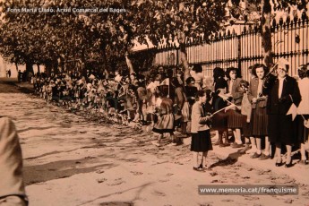 13/11/1949: homenaje al rector de la parroquia del Carmen de Manresa, Miquel Pla, en su 25º aniversario como cura de la parroquia. (Fondo Marià Lladó. Arxiu Comarcal del Bages).