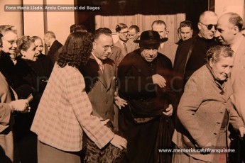 13/11/1949: homenaje al rector de la parroquia del Carmen de Manresa, Miquel Pla, en su 25º aniversario como cura de la parroquia. (Fondo Marià Lladó. Arxiu Comarcal del Bages).