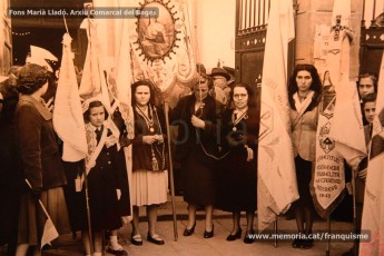 13/11/1949: homenaje al rector de la parroquia del Carmen de Manresa, Miquel Pla, en su 25º aniversario como cura de la parroquia. (Fondo Marià Lladó. Arxiu Comarcal del Bages).