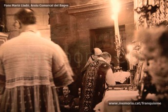 13/11/1949: homenaje al rector de la parroquia del Carmen de Manresa, Miquel Pla, en su 25º aniversario como cura de la parroquia. (Fondo Marià Lladó. Arxiu Comarcal del Bages).