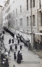 5/12/1954: benedicció del monument a Maria Immaculada, erigit per les Religioses Filles de Sant Josep als jardins de la Clínica de Sant Josep, per perpetuar les festes jubilars de l’Any Marià. Beneït per l’arxiprest Valentí Gibert i apadrinat per l’alcalde Prat Pons i la seva esposa, Dolors Pujol.