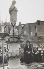 5/12/1954: benedicció del monument a Maria Immaculada, erigit per les Religioses Filles de Sant Josep als jardins de la Clínica de Sant Josep, per perpetuar les festes jubilars de l’Any Marià. Beneït per l’arxiprest Valentí Gibert i apadrinat per l’alcalde Prat Pons i la seva esposa, Dolors Pujol.