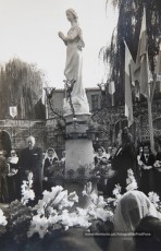 5/12/1954: benedicció del monument a Maria Immaculada, erigit per les Religioses Filles de Sant Josep als jardins de la Clínica de Sant Josep, per perpetuar les festes jubilars de l’Any Marià. Beneït per l’arxiprest Valentí Gibert i apadrinat per l’alcalde Prat Pons i la seva esposa, Dolors Pujol.