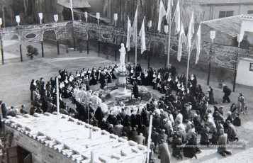 5/12/1954: benedicció del monument a Maria Immaculada, erigit per les Religioses Filles de Sant Josep als jardins de la Clínica de Sant Josep, per perpetuar les festes jubilars de l’Any Marià. Beneït per l’arxiprest Valentí Gibert i apadrinat per l’alcalde Prat Pons i la seva esposa, Dolors Pujol.