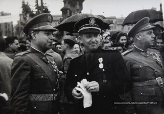20/5/1947: imatges de la visita del general Francisco Franco a Manresa: l'arribada al pont de Sant Francesc, on és rebut per l'alcalde Joan Prat Pons i diverses autoritats civils i militars; el pas per la Muralla de Sant Francesc, l'arribada a la baixada de la Seu -on l'espera el bisbe de Vic, Joan Perelló-, l'entrada a la Seu sota pal·li i l'assistència al tedèum. En acabat, visita a les fàbriques Bertrand i Serra i Pirelli. Posteriorment, visita l'Ajuntament, on té lloc la recepció oficial. Tot seguit, aparició al balcó, on és aclamat per una gran multitud. Abans de marxar de Manresa, Franco visita la Cova de Sant Ignasi. Després es dirigeix al monestir de Montserrat. (Arxiu Comarcal del Bages: fons Llorenç Gamisans. Fotografies de Llorenç Gamisans i Miquel Ausió; fons Pérez de Rozas i altres sense identificar)