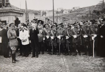 20/5/1947: imatges de la visita del general Francisco Franco a Manresa: l'arribada al pont de Sant Francesc, on és rebut per l'alcalde Joan Prat Pons i diverses autoritats civils i militars; el pas per la Muralla de Sant Francesc, l'arribada a la baixada de la Seu -on l'espera el bisbe de Vic, Joan Perelló-, l'entrada a la Seu sota pal·li i l'assistència al tedèum. En acabat, visita a les fàbriques Bertrand i Serra i Pirelli. Posteriorment, visita l'Ajuntament, on té lloc la recepció oficial. Tot seguit, aparició al balcó, on és aclamat per una gran multitud. Abans de marxar de Manresa, Franco visita la Cova de Sant Ignasi. Després es dirigeix al monestir de Montserrat. (Arxiu Comarcal del Bages: fons Llorenç Gamisans. Fotografies de Llorenç Gamisans i Miquel Ausió; fons Pérez de Rozas i altres sense identificar)