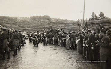 20/5/1947: imatges de la visita del general Francisco Franco a Manresa: l'arribada al pont de Sant Francesc, on és rebut per l'alcalde Joan Prat Pons i diverses autoritats civils i militars; el pas per la Muralla de Sant Francesc, l'arribada a la baixada de la Seu -on l'espera el bisbe de Vic, Joan Perelló-, l'entrada a la Seu sota pal·li i l'assistència al tedèum. En acabat, visita a les fàbriques Bertrand i Serra i Pirelli. Posteriorment, visita l'Ajuntament, on té lloc la recepció oficial. Tot seguit, aparició al balcó, on és aclamat per una gran multitud. Abans de marxar de Manresa, Franco visita la Cova de Sant Ignasi. Després es dirigeix al monestir de Montserrat. (Arxiu Comarcal del Bages: fons Llorenç Gamisans. Fotografies de Llorenç Gamisans i Miquel Ausió; fons Pérez de Rozas i altres sense identificar)