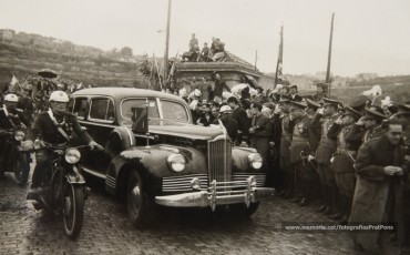 20/5/1947: imatges de la visita del general Francisco Franco a Manresa: l'arribada al pont de Sant Francesc, on és rebut per l'alcalde Joan Prat Pons i diverses autoritats civils i militars; el pas per la Muralla de Sant Francesc, l'arribada a la baixada de la Seu -on l'espera el bisbe de Vic, Joan Perelló-, l'entrada a la Seu sota pal·li i l'assistència al tedèum. En acabat, visita a les fàbriques Bertrand i Serra i Pirelli. Posteriorment, visita l'Ajuntament, on té lloc la recepció oficial. Tot seguit, aparició al balcó, on és aclamat per una gran multitud. Abans de marxar de Manresa, Franco visita la Cova de Sant Ignasi. Després es dirigeix al monestir de Montserrat. (Arxiu Comarcal del Bages: fons Llorenç Gamisans. Fotografies de Llorenç Gamisans i Miquel Ausió; fons Pérez de Rozas i altres sense identificar)
