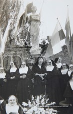 5/12/1954: benedicció del monument a Maria Immaculada, erigit per les Religioses Filles de Sant Josep als jardins de la Clínica de Sant Josep, per perpetuar les festes jubilars de l’Any Marià. Beneït per l’arxiprest Valentí Gibert i apadrinat per l’alcalde Prat Pons i la seva esposa, Dolors Pujol.