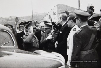 20/5/1947: imatges de la visita del general Francisco Franco a Manresa: l'arribada al pont de Sant Francesc, on és rebut per l'alcalde Joan Prat Pons i diverses autoritats civils i militars; el pas per la Muralla de Sant Francesc, l'arribada a la baixada de la Seu -on l'espera el bisbe de Vic, Joan Perelló-, l'entrada a la Seu sota pal·li i l'assistència al tedèum. En acabat, visita a les fàbriques Bertrand i Serra i Pirelli. Posteriorment, visita l'Ajuntament, on té lloc la recepció oficial. Tot seguit, aparició al balcó, on és aclamat per una gran multitud. Abans de marxar de Manresa, Franco visita la Cova de Sant Ignasi. Després es dirigeix al monestir de Montserrat. (Arxiu Comarcal del Bages: fons Llorenç Gamisans. Fotografies de Llorenç Gamisans i Miquel Ausió; fons Pérez de Rozas i altres sense identificar)