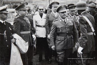 20/5/1947: imatges de la visita del general Francisco Franco a Manresa: l'arribada al pont de Sant Francesc, on és rebut per l'alcalde Joan Prat Pons i diverses autoritats civils i militars; el pas per la Muralla de Sant Francesc, l'arribada a la baixada de la Seu -on l'espera el bisbe de Vic, Joan Perelló-, l'entrada a la Seu sota pal·li i l'assistència al tedèum. En acabat, visita a les fàbriques Bertrand i Serra i Pirelli. Posteriorment, visita l'Ajuntament, on té lloc la recepció oficial. Tot seguit, aparició al balcó, on és aclamat per una gran multitud. Abans de marxar de Manresa, Franco visita la Cova de Sant Ignasi. Després es dirigeix al monestir de Montserrat. (Arxiu Comarcal del Bages: fons Llorenç Gamisans. Fotografies de Llorenç Gamisans i Miquel Ausió; fons Pérez de Rozas i altres sense identificar)