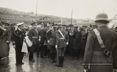 20/5/1947: imatges de la visita del general Francisco Franco a Manresa: l'arribada al pont de Sant Francesc, on és rebut per l'alcalde Joan Prat Pons i diverses autoritats civils i militars; el pas per la Muralla de Sant Francesc, l'arribada a la baixada de la Seu -on l'espera el bisbe de Vic, Joan Perelló-, l'entrada a la Seu sota pal·li i l'assistència al tedèum. En acabat, visita a les fàbriques Bertrand i Serra i Pirelli. Posteriorment, visita l'Ajuntament, on té lloc la recepció oficial. Tot seguit, aparició al balcó, on és aclamat per una gran multitud. Abans de marxar de Manresa, Franco visita la Cova de Sant Ignasi. Després es dirigeix al monestir de Montserrat. (Arxiu Comarcal del Bages: fons Llorenç Gamisans. Fotografies de Llorenç Gamisans i Miquel Ausió; fons Pérez de Rozas i altres sense identificar)
