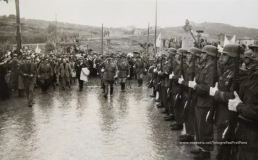 20/5/1947: imatges de la visita del general Francisco Franco a Manresa: l'arribada al pont de Sant Francesc, on és rebut per l'alcalde Joan Prat Pons i diverses autoritats civils i militars; el pas per la Muralla de Sant Francesc, l'arribada a la baixada de la Seu -on l'espera el bisbe de Vic, Joan Perelló-, l'entrada a la Seu sota pal·li i l'assistència al tedèum. En acabat, visita a les fàbriques Bertrand i Serra i Pirelli. Posteriorment, visita l'Ajuntament, on té lloc la recepció oficial. Tot seguit, aparició al balcó, on és aclamat per una gran multitud. Abans de marxar de Manresa, Franco visita la Cova de Sant Ignasi. Després es dirigeix al monestir de Montserrat. (Arxiu Comarcal del Bages: fons Llorenç Gamisans. Fotografies de Llorenç Gamisans i Miquel Ausió; fons Pérez de Rozas i altres sense identificar)