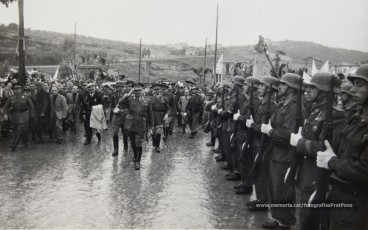 20/5/1947: imatges de la visita del general Francisco Franco a Manresa: l'arribada al pont de Sant Francesc, on és rebut per l'alcalde Joan Prat Pons i diverses autoritats civils i militars; el pas per la Muralla de Sant Francesc, l'arribada a la baixada de la Seu -on l'espera el bisbe de Vic, Joan Perelló-, l'entrada a la Seu sota pal·li i l'assistència al tedèum. En acabat, visita a les fàbriques Bertrand i Serra i Pirelli. Posteriorment, visita l'Ajuntament, on té lloc la recepció oficial. Tot seguit, aparició al balcó, on és aclamat per una gran multitud. Abans de marxar de Manresa, Franco visita la Cova de Sant Ignasi. Després es dirigeix al monestir de Montserrat. (Arxiu Comarcal del Bages: fons Llorenç Gamisans. Fotografies de Llorenç Gamisans i Miquel Ausió; fons Pérez de Rozas i altres sense identificar)