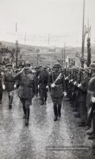 20/5/1947: imatges de la visita del general Francisco Franco a Manresa: l'arribada al pont de Sant Francesc, on és rebut per l'alcalde Joan Prat Pons i diverses autoritats civils i militars; el pas per la Muralla de Sant Francesc, l'arribada a la baixada de la Seu -on l'espera el bisbe de Vic, Joan Perelló-, l'entrada a la Seu sota pal·li i l'assistència al tedèum. En acabat, visita a les fàbriques Bertrand i Serra i Pirelli. Posteriorment, visita l'Ajuntament, on té lloc la recepció oficial. Tot seguit, aparició al balcó, on és aclamat per una gran multitud. Abans de marxar de Manresa, Franco visita la Cova de Sant Ignasi. Després es dirigeix al monestir de Montserrat. (Arxiu Comarcal del Bages: fons Llorenç Gamisans. Fotografies de Llorenç Gamisans i Miquel Ausió; fons Pérez de Rozas i altres sense identificar)