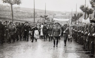 20/5/1947: imatges de la visita del general Francisco Franco a Manresa: l'arribada al pont de Sant Francesc, on és rebut per l'alcalde Joan Prat Pons i diverses autoritats civils i militars; el pas per la Muralla de Sant Francesc, l'arribada a la baixada de la Seu -on l'espera el bisbe de Vic, Joan Perelló-, l'entrada a la Seu sota pal·li i l'assistència al tedèum. En acabat, visita a les fàbriques Bertrand i Serra i Pirelli. Posteriorment, visita l'Ajuntament, on té lloc la recepció oficial. Tot seguit, aparició al balcó, on és aclamat per una gran multitud. Abans de marxar de Manresa, Franco visita la Cova de Sant Ignasi. Després es dirigeix al monestir de Montserrat. (Arxiu Comarcal del Bages: fons Llorenç Gamisans. Fotografies de Llorenç Gamisans i Miquel Ausió; fons Pérez de Rozas i altres sense identificar)