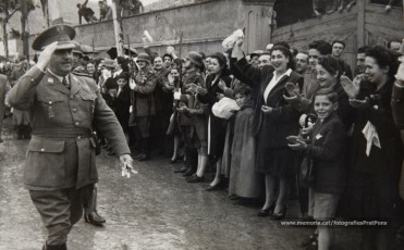 20/5/1947: imatges de la visita del general Francisco Franco a Manresa: l'arribada al pont de Sant Francesc, on és rebut per l'alcalde Joan Prat Pons i diverses autoritats civils i militars; el pas per la Muralla de Sant Francesc, l'arribada a la baixada de la Seu -on l'espera el bisbe de Vic, Joan Perelló-, l'entrada a la Seu sota pal·li i l'assistència al tedèum. En acabat, visita a les fàbriques Bertrand i Serra i Pirelli. Posteriorment, visita l'Ajuntament, on té lloc la recepció oficial. Tot seguit, aparició al balcó, on és aclamat per una gran multitud. Abans de marxar de Manresa, Franco visita la Cova de Sant Ignasi. Després es dirigeix al monestir de Montserrat. (Arxiu Comarcal del Bages: fons Llorenç Gamisans. Fotografies de Llorenç Gamisans i Miquel Ausió; fons Pérez de Rozas i altres sense identificar)