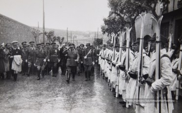 20/5/1947: imatges de la visita del general Francisco Franco a Manresa: l'arribada al pont de Sant Francesc, on és rebut per l'alcalde Joan Prat Pons i diverses autoritats civils i militars; el pas per la Muralla de Sant Francesc, l'arribada a la baixada de la Seu -on l'espera el bisbe de Vic, Joan Perelló-, l'entrada a la Seu sota pal·li i l'assistència al tedèum. En acabat, visita a les fàbriques Bertrand i Serra i Pirelli. Posteriorment, visita l'Ajuntament, on té lloc la recepció oficial. Tot seguit, aparició al balcó, on és aclamat per una gran multitud. Abans de marxar de Manresa, Franco visita la Cova de Sant Ignasi. Després es dirigeix al monestir de Montserrat. (Arxiu Comarcal del Bages: fons Llorenç Gamisans. Fotografies de Llorenç Gamisans i Miquel Ausió; fons Pérez de Rozas i altres sense identificar)