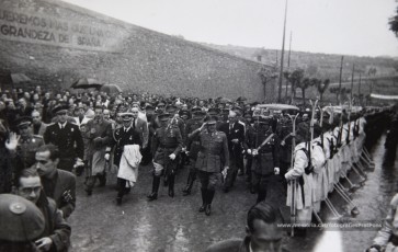 20/5/1947: imatges de la visita del general Francisco Franco a Manresa: l'arribada al pont de Sant Francesc, on és rebut per l'alcalde Joan Prat Pons i diverses autoritats civils i militars; el pas per la Muralla de Sant Francesc, l'arribada a la baixada de la Seu -on l'espera el bisbe de Vic, Joan Perelló-, l'entrada a la Seu sota pal·li i l'assistència al tedèum. En acabat, visita a les fàbriques Bertrand i Serra i Pirelli. Posteriorment, visita l'Ajuntament, on té lloc la recepció oficial. Tot seguit, aparició al balcó, on és aclamat per una gran multitud. Abans de marxar de Manresa, Franco visita la Cova de Sant Ignasi. Després es dirigeix al monestir de Montserrat. (Arxiu Comarcal del Bages: fons Llorenç Gamisans. Fotografies de Llorenç Gamisans i Miquel Ausió; fons Pérez de Rozas i altres sense identificar)