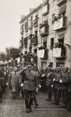 20/5/1947: imatges de la visita del general Francisco Franco a Manresa: l'arribada al pont de Sant Francesc, on és rebut per l'alcalde Joan Prat Pons i diverses autoritats civils i militars; el pas per la Muralla de Sant Francesc, l'arribada a la baixada de la Seu -on l'espera el bisbe de Vic, Joan Perelló-, l'entrada a la Seu sota pal·li i l'assistència al tedèum. En acabat, visita a les fàbriques Bertrand i Serra i Pirelli. Posteriorment, visita l'Ajuntament, on té lloc la recepció oficial. Tot seguit, aparició al balcó, on és aclamat per una gran multitud. Abans de marxar de Manresa, Franco visita la Cova de Sant Ignasi. Després es dirigeix al monestir de Montserrat. (Arxiu Comarcal del Bages: fons Llorenç Gamisans. Fotografies de Llorenç Gamisans i Miquel Ausió; fons Pérez de Rozas i altres sense identificar)